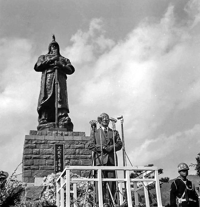 1952년 4월 13일 진해 충무공 이순신상 제막 연설 중인 이승만 대통령. /국가기록원