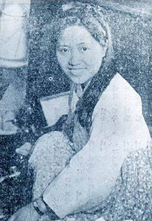 스물 둘 김수임은 1933년 2월 경성공회당에서 열린 체홉 연극 '기념제'에 주인공 쉬푸친 역을 맡은 함대훈 상대역인 쉬푸친 아내로 나섰다. '기념제'는 유치진, 김진섭 이헌구 등 극예술연구회 회원들이 총출동한 작품이었다.사진은1936년 ‘여성’지 창간호에 ‘화제의 여성’으로 등장한 스물다섯 살의 김수임. 이화여전 영문과를 나온 김수임은 당시 주목받던 신여성으로 선교회 사무원으로 일하던 중이었다. /조선일보DB