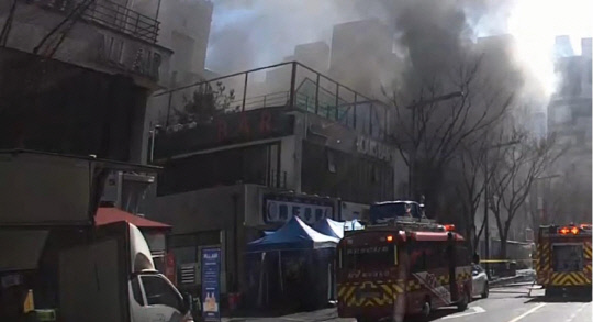 17일 대전 유성구 한 상가 건물에서 불이 나 소방당국이 진압하고 있다. 사진=연합뉴스