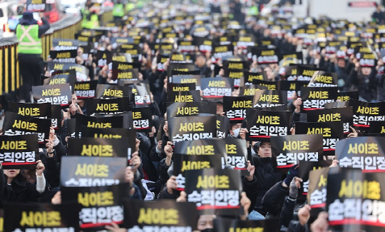 17일 오후 서울 을지로입구역 인근에서 교사들이 서이초 교사순직 인정을 촉구하고 있다. 사진=연합뉴스
