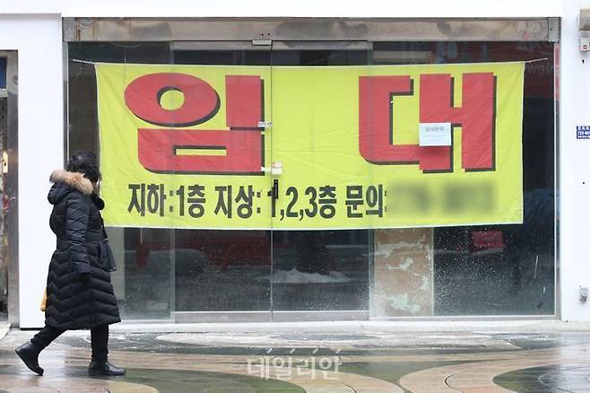 코로나19 확산으로 인한 사회적 거리두기가 이어지던 지난 2022년 서울 중구 명동 거리 매장들에 임대가 붙어있다. ⓒ데일리안 DB