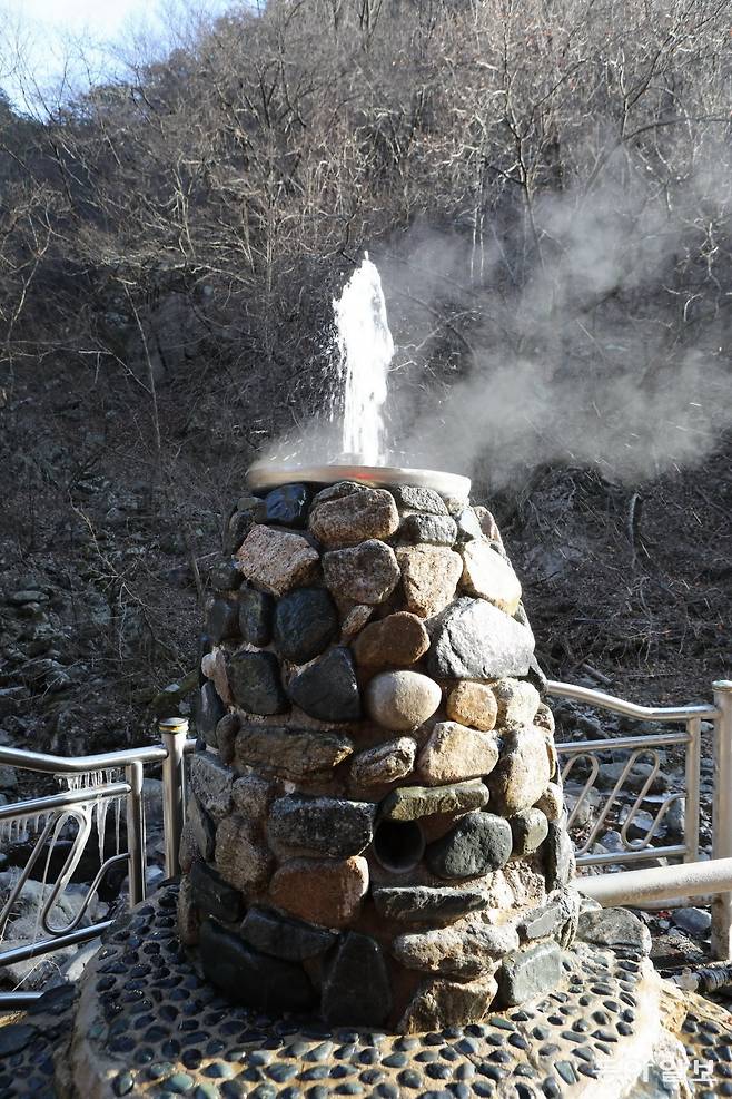 계곡에서 샘솟는 덕구온천 자연용출수 원탕.