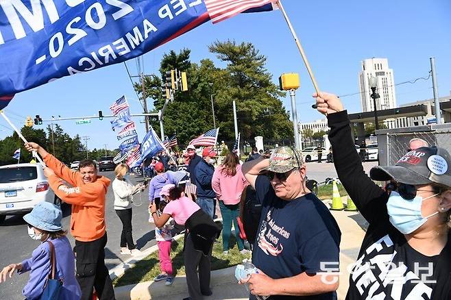 도널드 트럼프 대통령이 코로나19로 입원한 월터 리드 군 병원 앞에서 그의 쾌유를 비는 지지자들. 백악관 홈페이지