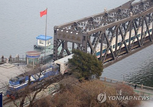 북한에서 중국으로 들어가는 열차. 연합뉴스 자료사진