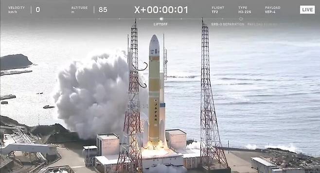 일본의 차세대 주력 로켓 H3가 17일 오전 다네가시마우주센터에서 이륙하고 있다. 웹방송 갈무리
