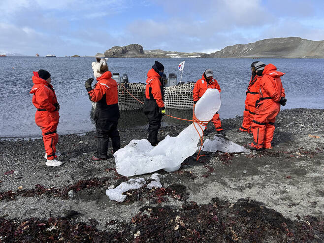 조디악을 물개 모양의 유빙에 묶어두고 남극에 들어오는 하계연구대원을 기다리고 있는 세종기지 월동 대원들. 김금희 제공