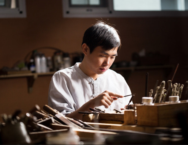 흔히 '장도'라고 하면 은장도를 먼저 생각하지만, 조선시대 장도는 남녀노소 착용하는 장신구였다. 국가무형문화재 이수자 박남중씨는 유튜브 채널 '일편심'을 통해 장도에 대한 오해와 상식을 쉽고 재미있게 설명한다. 박남중씨 제공