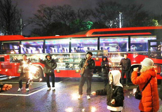 여수올빼미야경투어 중 즉석 섹소폰 공연이 펼쳐진다. ⓒ박준규