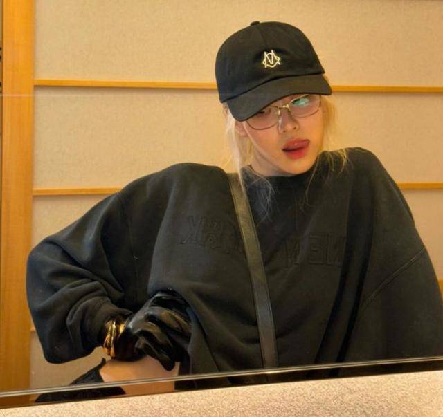 그룹 블랙핑크 로제가 최근 SNS를 통해 공개한 일상룩. 로제 SNS