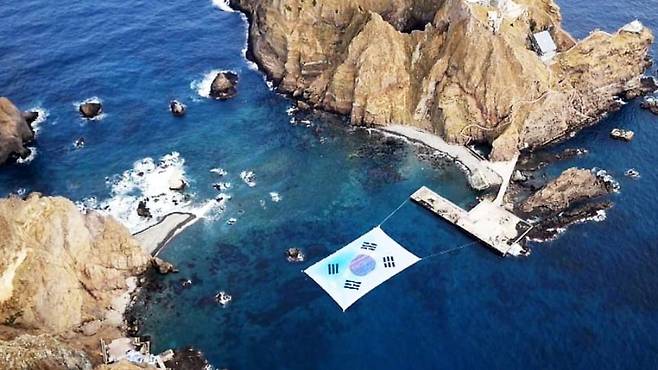 독도 해상에 펼쳐진 태극기 (사진, 서경덕 교수)