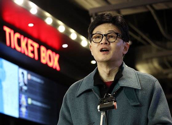 한동훈 국민의힘 비상대책위원장이 12일 오후 서울 여의도 한 영화관에서 이승만 전 대통령의 생애와 정치를 조명한 다큐멘터리 영화 '건국전쟁' 관람을 마친 뒤 취재진의 질문에 답하고 있다. 연합뉴스