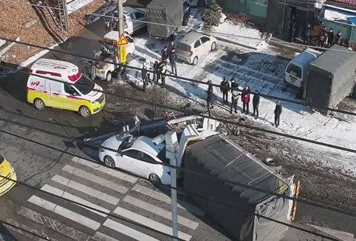 경기도 포천에서 발생한 트럭이 전복사고 현장. 연합뉴스