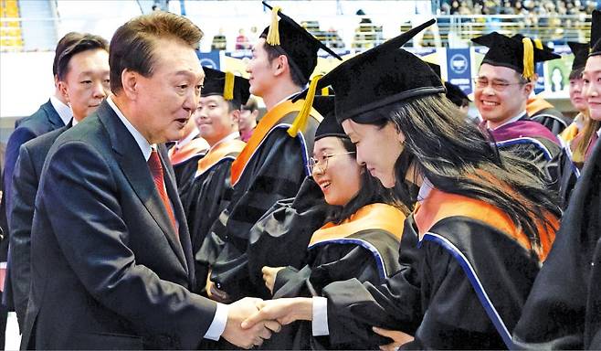 < 尹, KAIST 학위수여식 참석 >  윤석열 대통령이 16일 대전 KAIST에서 열린 2024년 학위수여식에 참석해 학생들과 악수하고 있다.   /김범준 기자