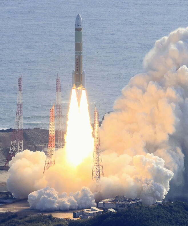 17일 일본 남부 가고시마의 다네가시마 우주센터에서 H3 로켓이 이륙하고 있다. / 사진=교도통신
