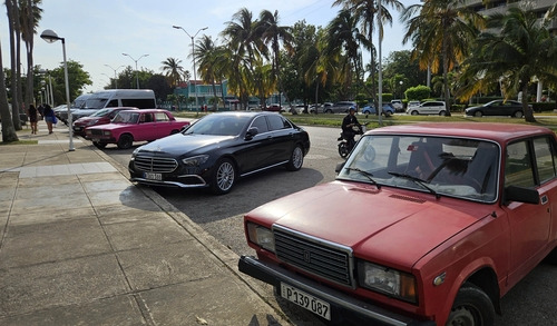 Cars are parked in downtown Havana, Cuba on Thursday. [YONHAP]