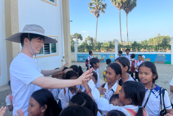 현승원 디쉐어 의장이 지난달 말 캄보디아에 설립한 1호 드림스쿨을 방문해 학생들과 어울리는 모습. 현승원 의장 제공