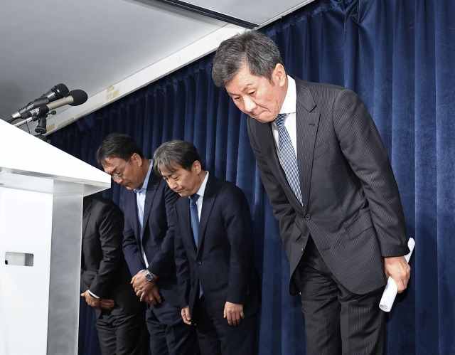 한국 축구 국가대표팀 사안 관련 임원 회의를 마친 정몽규 대한축구협회장이 16일 오후 서울 종로구 축구회관에서 회의 결과를 발표한 뒤 고개 숙여 인사하고 있다. 연합뉴스