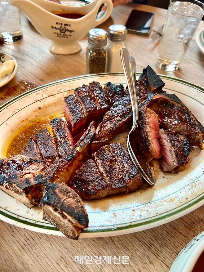 ‘미디엄 레어’ 피터 루거 스테이크