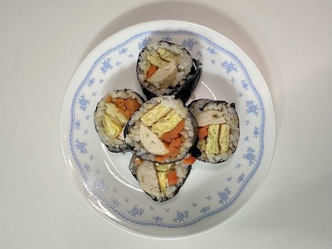 냉장고에 있는 자투리 재료를 할용한 김밥. 신주희 기자.