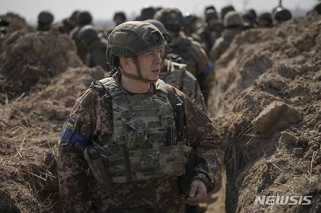 [키이우=AP/뉴시스] 9일(현지시간) 우크라이나군 총사령관으로 임명된 올렉산드르 시르스키 대령이 2022년 3월 우크라 수도 키이우 북쪽 참호를 둘러보고 있다. 2024.2.17.