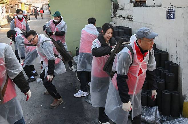 [부산=뉴시스] BNK부산은행 직원들이 17일 부산 부산진구 개금동 일대에서 연탄나눔 봉사활동을 펼치고 있다. (사진=부산은행 제공) *재판매 및 DB 금지