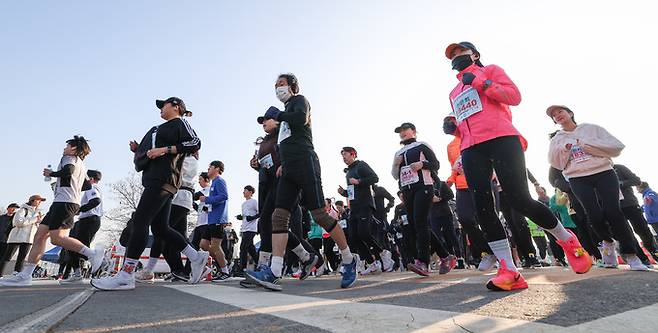 17일 서울 여의도한강공원에서 열린 제21회 희망드림 동계 국제 마라톤대회에서 참가자들이 힘차게 출발하고 있다. 세계일보, 한국마라톤연맹 주최, 한국마라톤협회 주관으로 열린 이번 대회는 하프, 10km, 5km, 10km커플 총 4종목으로 열리며 약 5000명이 참가했다. 