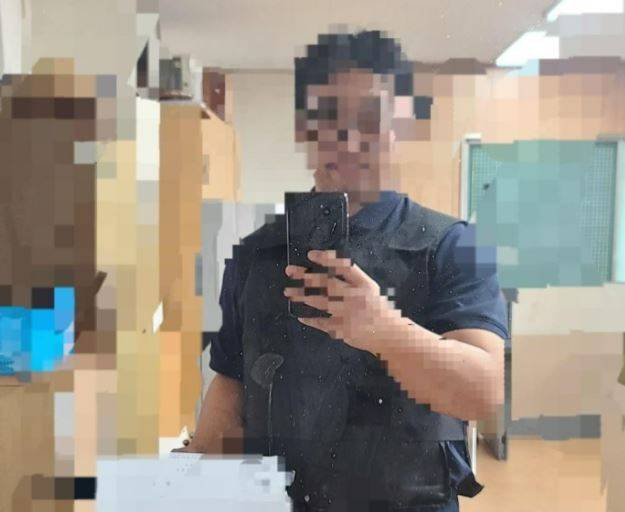 학생들의 살해 협박에 교실에서 방검복을 입고 있는 A 교사. 전북교사노조 제공