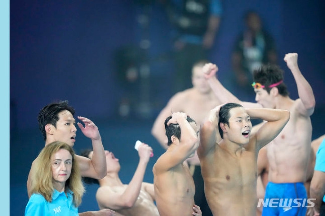 800m 계영 결과를 보고 아쉬워하는 한국 선수들. /사진제공=뉴시스