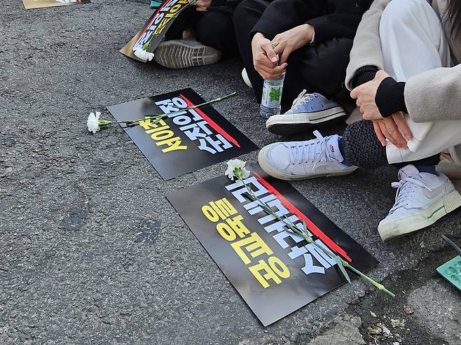 서이초 교사 순직 심의 앞두고 교사들 도심 집회 (서울=연합뉴스) 정윤주 기자 = 17일 오후 서울 을지로입구역 인근에서 서이초 교사 순직 인정 등을 촉구하는 집회가 열리고 있다. 2024.2.17 jungle@yna.co.kr