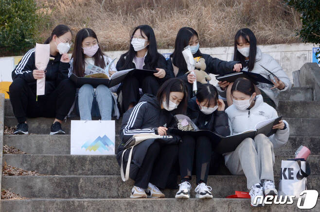 광주 남구 동아여자중학교에서 학생들이 삼삼오오 모여 졸업앨범을 보고 있다. 2022.1.4/뉴스1 ⓒ News1 정다움 기자