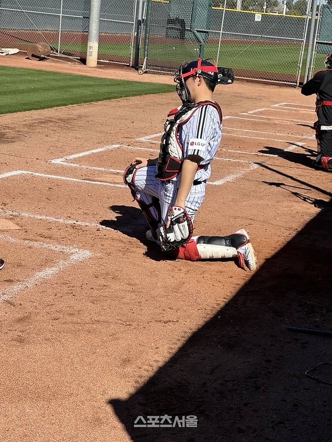 LG 김성우가 18일(한국시간) 미국 애리조나주 스코츠데일 인디언 스쿨 파크에서 열린 불펜 피칭에서 오른쪽 무릎 위에 부착한 피치컴을 통해 구종 사인을 내고 있다. 스코츠데일 | 윤세호기자 bng7@sportsseoul.com