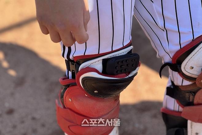 LG 포수 김성우가 18일(한국시간) 미국 애리조나주 스코츠데일 스프링캠프 불펜피칭에서 피치컴을 착용하고 있다. 애리조나 | 윤세호기자 bng7@sportsseoul.com
