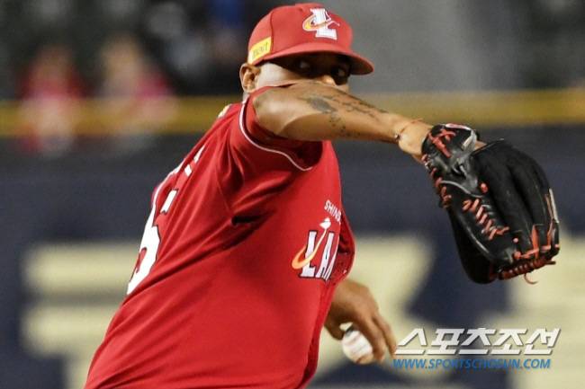 2023 KBO리그 두산 베어스와 SSG 랜더스의 경기가 16일 잠실구장에서 열렸다. SSG 엘리아스가 역투하고 있다. 잠실=박재만 기자pjm@sportschosun.com/2023.10.16/