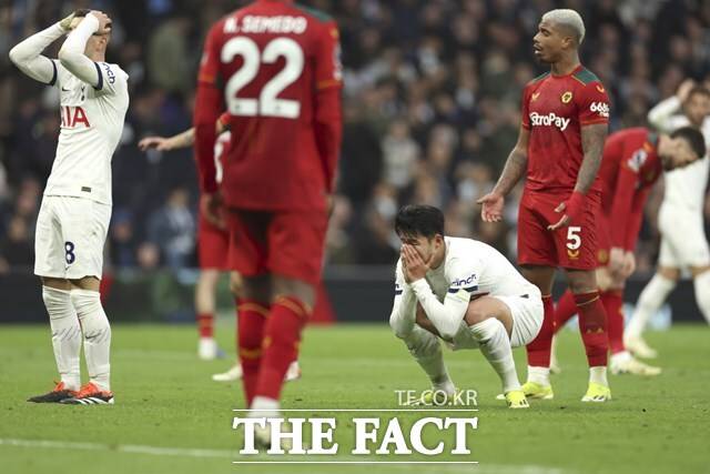 토트넘의 '캡틴' 손흥민이 18일 울버햄튼과 2023~2024시즌 EPL 25라운드 홈경기에서 1-2로 패하자 아쉬움을 감추지 못하고 있다./런던=AP.뉴시스