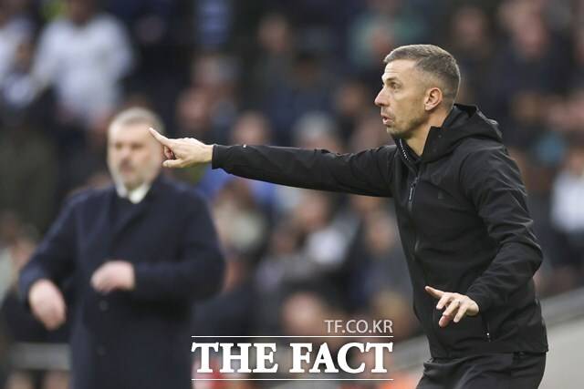 치열하게 벤치 대결을 펼치고 있는 울버햄튼의 게리 오닐 감독(오른쪽)과 토트넘의 안제 포스테코글루 감독./런던=AP.뉴시스