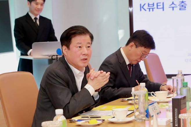 구다이글로벌과의 현장소통 자리에서 강석진 이사장이 발언하고 있다.