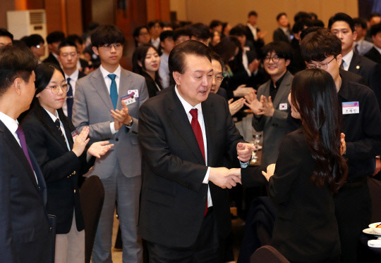 윤석열 대통령이 16일 오후 대전 유성구 ICC호텔에서 열린 '미래 과학자와의 대화' 간담회에서 참석자와 악수하고 있다. 사진=대전충남공동취재단 제공