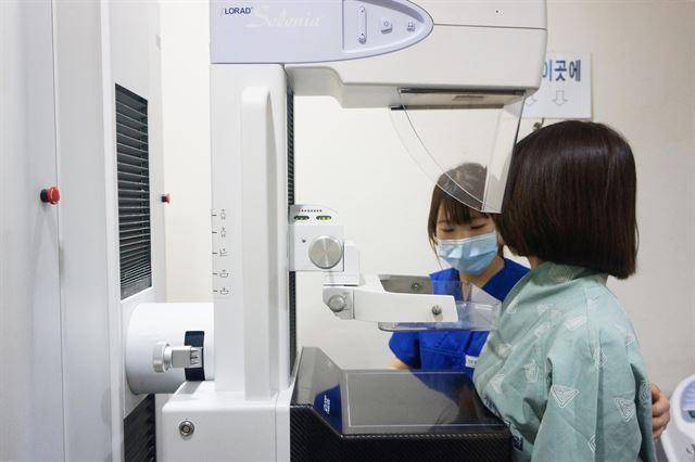 유방암 여부를 알아내기 위해 유방촬영술을 시행하고 하고 있다. 한국일보 자료사진