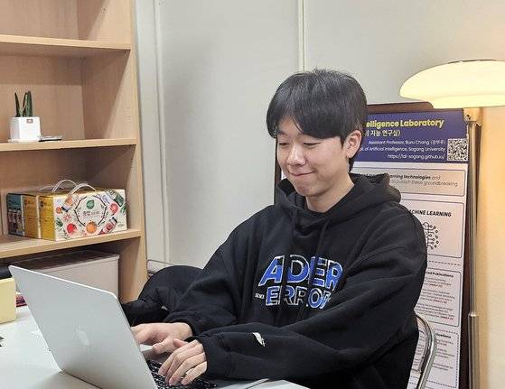 연구실에서 노트북으로 작업 중인 서강대 장부루 교수. 서지원 기자