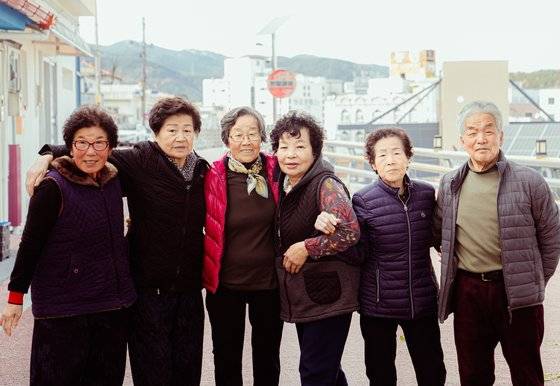 전남 완도군 완도읍 용암마을 주민들이 김유솔 이장의 카메라 앞에서 포즈를 취하고 있다. 사진 ‘완망진창’