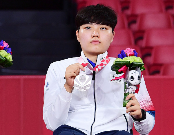 도쿄패럴림픽 여자 탁구 단체전에서 2위를 한 윤지유가 목에 건 은메달을 들어 보이고 있다. 사진공동취재단