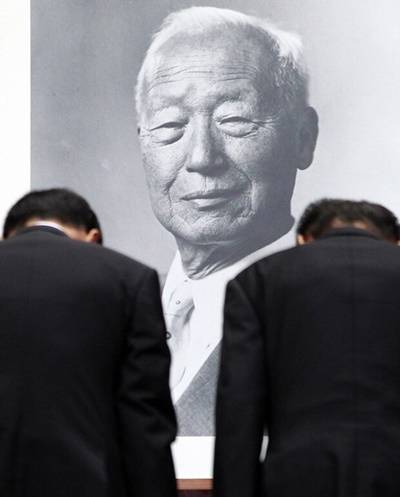 ▲ 2010년 7월19일 서울 동작동 국립서울현충원 현충관에서 열린 '우남 이승만 박사 45주기 추도식'에서 참석자들이 분향 후 고개를 숙여 묵념하고 있다. ⓒ 연합뉴스