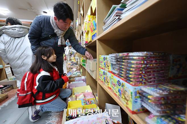 새 학기를 앞두고 학용품 준비에 나선 시민들이 18일 오후 서울 동대문구 창신동 문구완구종합시장에서 필기구 등 학용품을 고르고 있다. 2024.2.18[이충우기자]