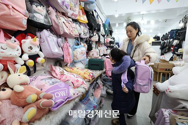 새 학기를 앞두고 학용품 준비에 나선 시민들이 18일 오후 서울 동대문구 창신동 문구완구종합시장에서 필기구 등 학용품을 고르고 있다. 2024.2.18[이충우기자]