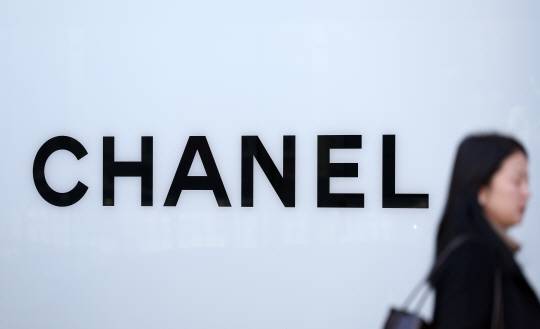 지난달 16일 시민이 서울 시내 한 백화점 샤넬 매장을 지나가고 있다. 뉴시스