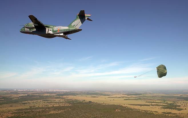 엠브라에르는 완전무장한 군인 80명 또는 64명의 낙하산부대를 태울 수 있고, 또 M113 장갑차 2대나 UH-60과 같은 헬기 1대, 험비 3대, BMP-3경전차 1대 등을 실을 수 있다고 밝히고 있다.[엠브라에르사 홈페이지]