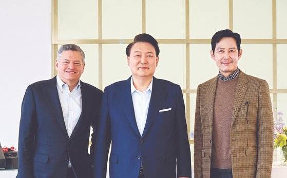 윤석열 대통령이 지난 17일 서울 용산구 한남동 관저에서 넷플릭스의 테드 서랜도스 공동대표, 넷플릭스 ‘오징어게임2’에 출연하는 배우 이정재를 초청해 오찬을 함께하며 기념 촬영을 했다. [사진 대통령실]