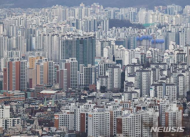 [서울=뉴시스] 정병혁 기자 = 서울 아파트 매매가격 하락세는 7주 연속 이어지고 있다. '전국 주간 아파트 가격 동향'에 따르면 1월 셋째주(15일 기준) 서울 아파트 매매가격은 0.06% 하락했다. 사진은 21일 서울 중구 남산에서 도심 아파트의 모습. 2024.01.21. jhope@newsis.com