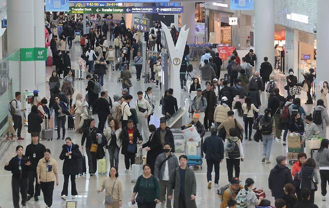 설 연휴를 앞둔 7일 영종도 인천국제공항 면세구역이 연휴 기간 휴가를 가려는 시민들로 붐비고 있다.