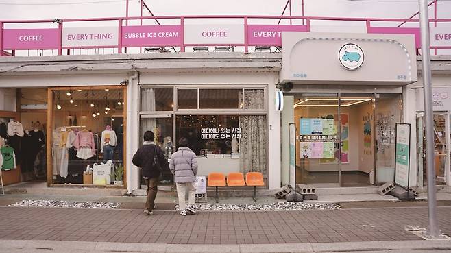 어서어서 책방에는 전국에서 사람들이 찾아온다.[사진=Lab. 리터러시]